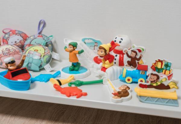 クリスマスやお正月にぴったり♪【ハッピーセットⓇ】に「おさるのジョージ」と「すみっコぐらし」が登場！