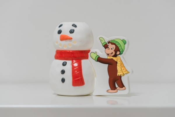 クリスマスやお正月にぴったり♪【ハッピーセットⓇ】に「おさるのジョージ」と「すみっコぐらし」が登場！