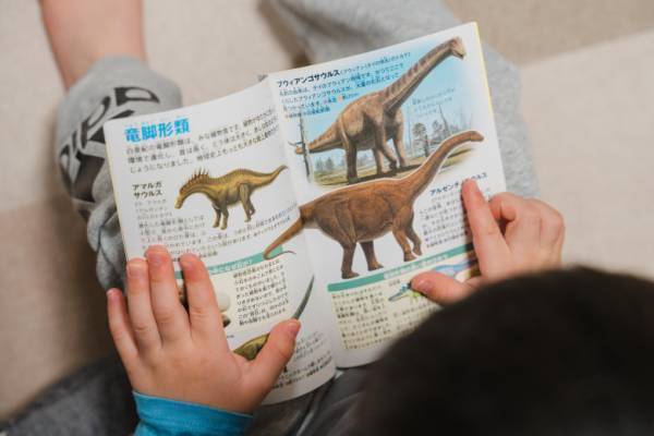 クリスマスやお正月にぴったり♪【ハッピーセットⓇ】に「おさるのジョージ」と「すみっコぐらし」が登場！