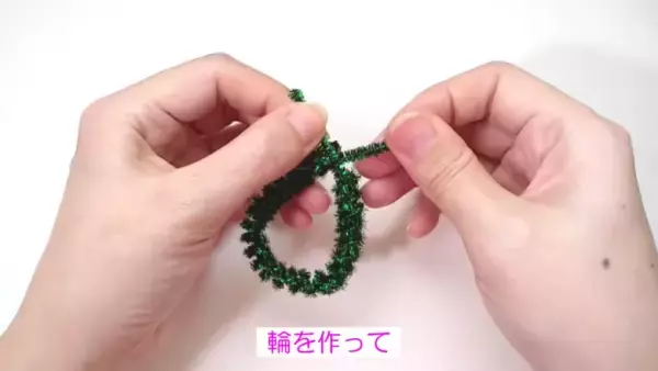 「100均の材料で超簡単にできる！」かわいすぎるクリスマスリースの作り方