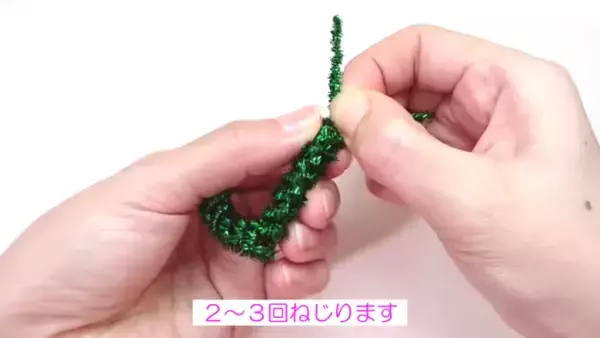 「100均の材料で超簡単にできる！」かわいすぎるクリスマスリースの作り方