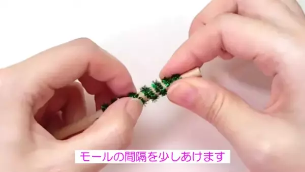 「100均の材料で超簡単にできる！」かわいすぎるクリスマスリースの作り方