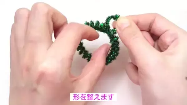 「100均の材料で超簡単にできる！」かわいすぎるクリスマスリースの作り方