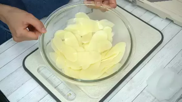 「クリスマスに絶対作りたい！」パーティ料理にピッタリな【簡単くるくるフライドポテト】の作り方