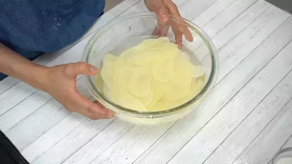 「クリスマスに絶対作りたい！」パーティ料理にピッタリな【簡単くるくるフライドポテト】の作り方