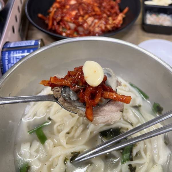 「TWICEジヒョも絶賛！」キム・ギョンジャ元祖カルグクスポッサムが美味しすぎ【ソウル在住・編集エミの韓国レポ】