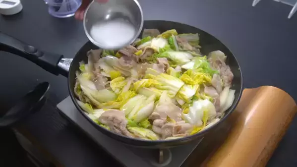「白菜は豚肉と炒めるだけで絶品に！」白いご飯が止まらない激うまレシピ