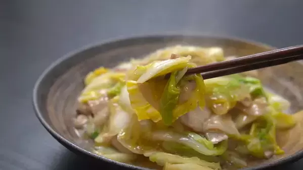「白菜は豚肉と炒めるだけで絶品に！」白いご飯が止まらない激うまレシピ