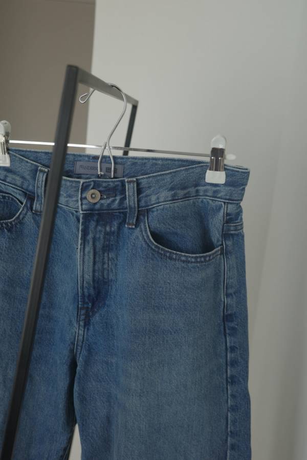 「ママには絶対はいてほしい！」【ユニクロ】のバズりデニムはスタイルアップを叶えてくれる美シルエット♡