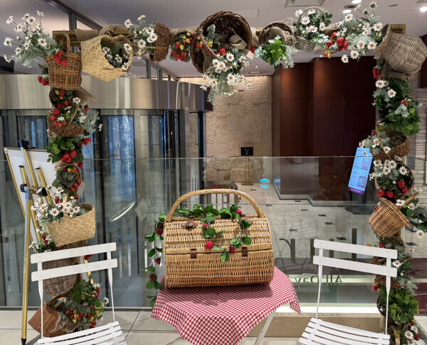 「五感でいちごを味わう！？」【京王プラザホテル】のストロベリースイーツブッフェでガーデンピクニックが楽しめる♡