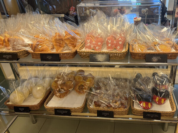 「パークに入らなくても買えちゃう♡」【チックタック・ダイナー】にはディズニーモチーフのパンがいっぱい！