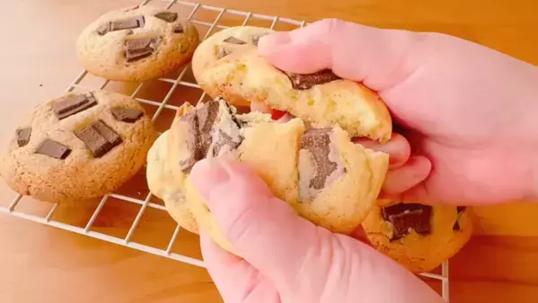 「オーブンがなくても作れちゃう！」【チョコチャンククッキー】簡単レシピが大バズリ中！