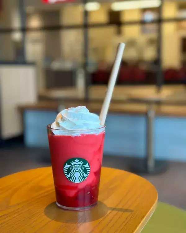 「まだの人は急いでください！」【スタバ】THE苺フラペチーノの贅沢な味わいはやっぱり大バズリ！
