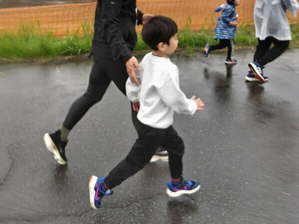 「雨の日の親子ランで感じた家族の絆」あだち五色桜マラソン2025【3児のママ・ファンラン通信⑭】