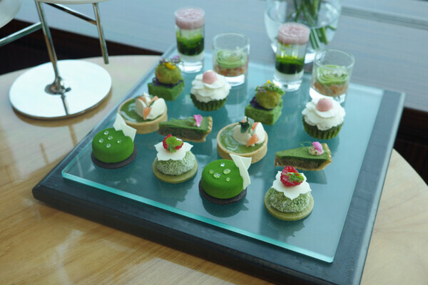 「抹茶×ハーブのハーモニー♪」新緑の季節にぴったり【コンラッド東京】新作アフタヌーンティー試食レポ