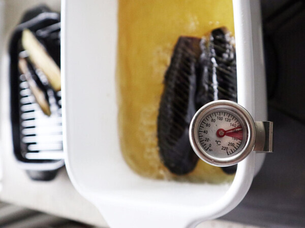 「揚げ物マニアになっちゃいそう♪」温度計付きで失敗知らず【角型天ぷら鍋】がすごい！【オトナの家庭科②】