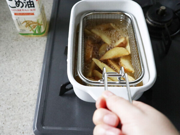 「揚げ物マニアになっちゃいそう♪」温度計付きで失敗知らず【角型天ぷら鍋】がすごい！【オトナの家庭科②】