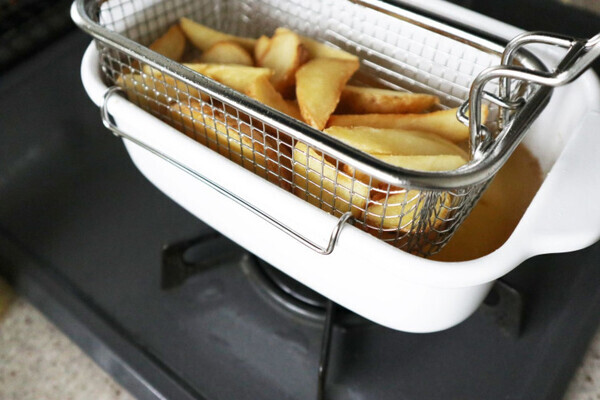 「揚げ物マニアになっちゃいそう♪」温度計付きで失敗知らず【角型天ぷら鍋】がすごい！【オトナの家庭科②】