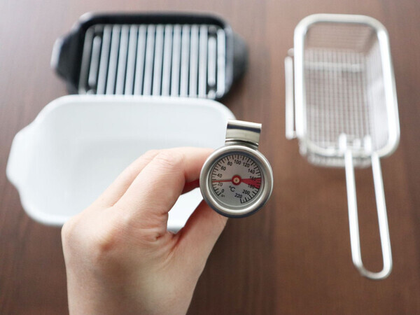 「揚げ物マニアになっちゃいそう♪」温度計付きで失敗知らず【角型天ぷら鍋】がすごい！【オトナの家庭科②】