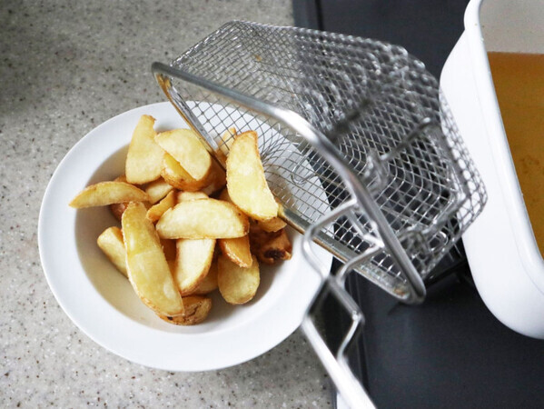 「揚げ物マニアになっちゃいそう♪」温度計付きで失敗知らず【角型天ぷら鍋】がすごい！【オトナの家庭科②】