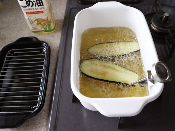 「揚げ物マニアになっちゃいそう♪」温度計付きで失敗知らず【角型天ぷら鍋】がすごい！【オトナの家庭科②】