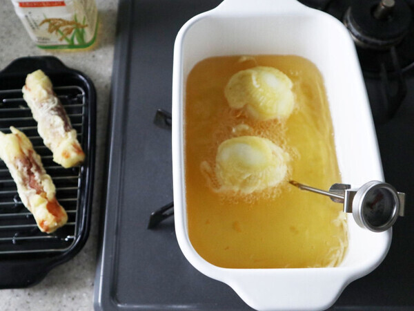 「揚げ物マニアになっちゃいそう♪」温度計付きで失敗知らず【角型天ぷら鍋】がすごい！【オトナの家庭科②】