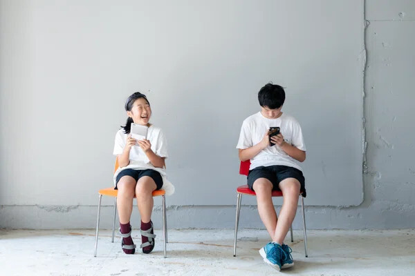 【監修記事】「スマホいつから？」に悩むママへ。思春期の親子関係専門家が伝える見守りのヒント