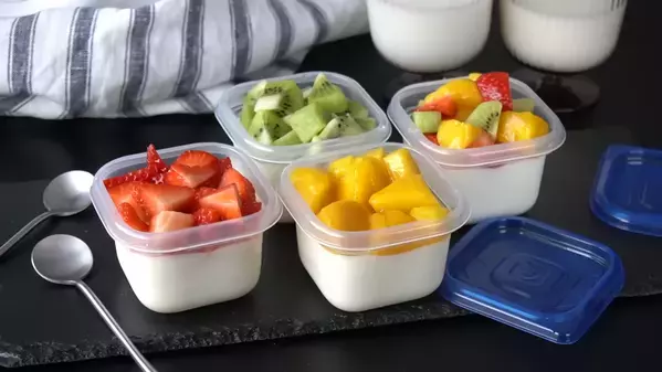 「混ぜて冷やすだけ！」タッパーで作る超簡単レシピ【フルーツ杏仁】