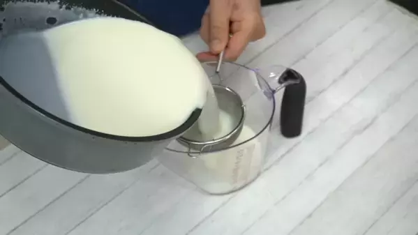 「混ぜて冷やすだけ！」タッパーで作る超簡単レシピ【フルーツ杏仁】