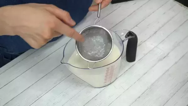 「混ぜて冷やすだけ！」タッパーで作る超簡単レシピ【フルーツ杏仁】