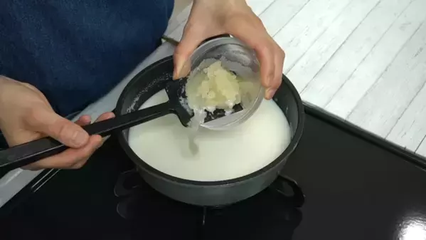 「混ぜて冷やすだけ！」タッパーで作る超簡単レシピ【フルーツ杏仁】