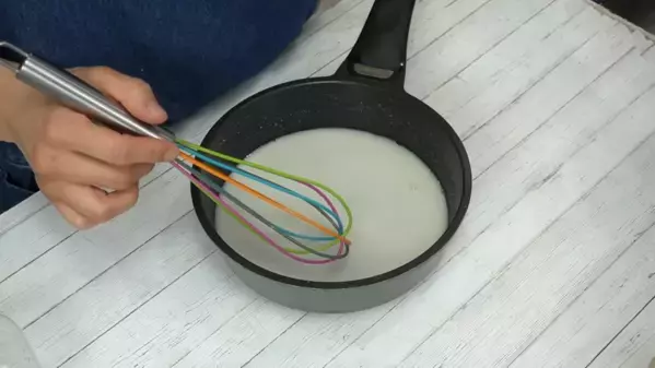 「混ぜて冷やすだけ！」タッパーで作る超簡単レシピ【フルーツ杏仁】