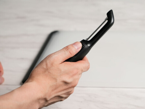 「あっちにスーイスイ♪これは沼る！」レディは“タテ型”ピーラーで空中戦を制す【オトナの家庭科③】