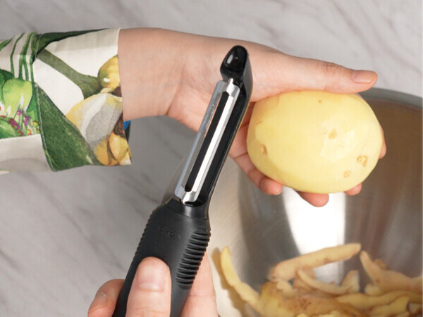 「あっちにスーイスイ♪これは沼る！」レディは“タテ型”ピーラーで空中戦を制す【オトナの家庭科③】