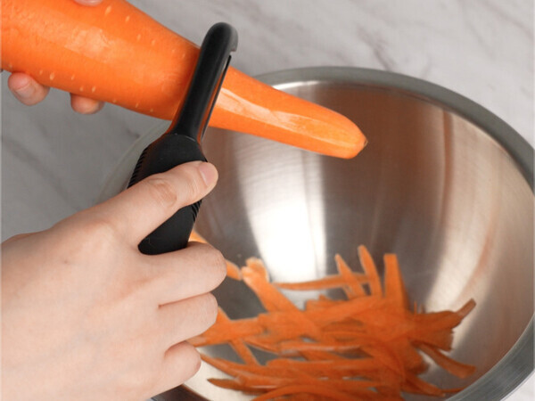 「あっちにスーイスイ♪これは沼る！」レディは“タテ型”ピーラーで空中戦を制す【オトナの家庭科③】