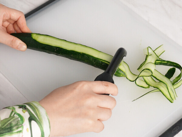 「あっちにスーイスイ♪これは沼る！」レディは“タテ型”ピーラーで空中戦を制す【オトナの家庭科③】