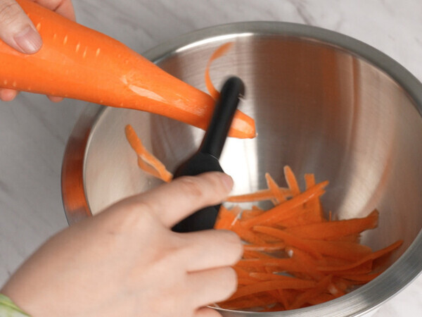 「あっちにスーイスイ♪これは沼る！」レディは“タテ型”ピーラーで空中戦を制す【オトナの家庭科③】