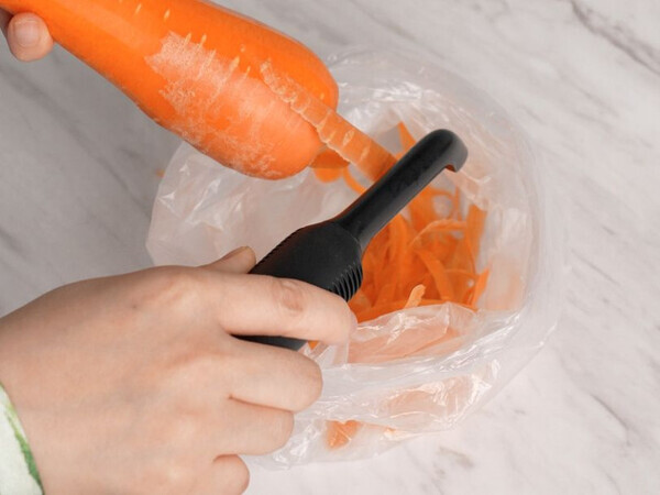 「あっちにスーイスイ♪これは沼る！」レディは“タテ型”ピーラーで空中戦を制す【オトナの家庭科③】