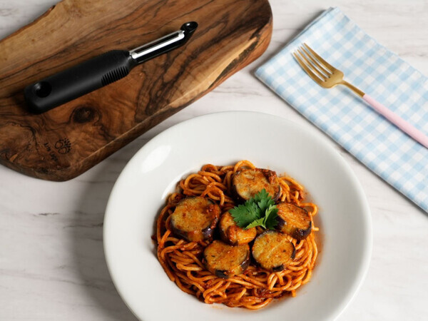 「あっちにスーイスイ♪これは沼る！」レディは“タテ型”ピーラーで空中戦を制す【オトナの家庭科③】