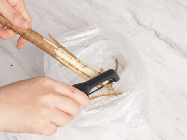 「あっちにスーイスイ♪これは沼る！」レディは“タテ型”ピーラーで空中戦を制す【オトナの家庭科③】