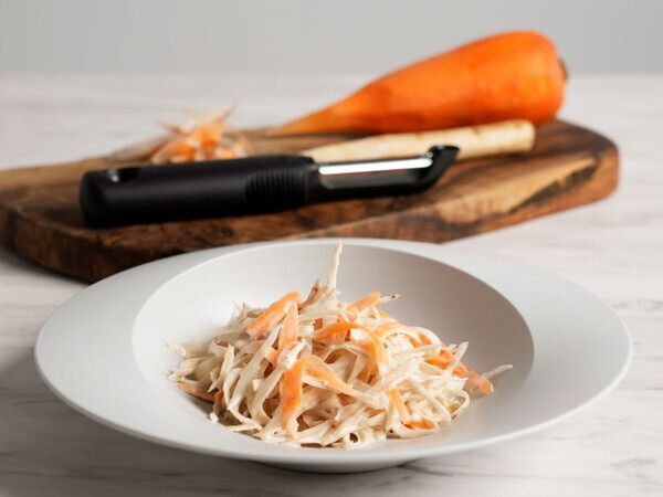 「あっちにスーイスイ♪これは沼る！」レディは“タテ型”ピーラーで空中戦を制す【オトナの家庭科③】