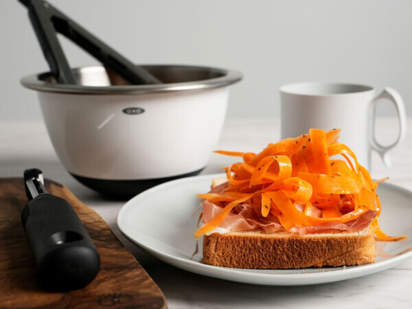 「あっちにスーイスイ♪これは沼る！」レディは“タテ型”ピーラーで空中戦を制す【オトナの家庭科③】