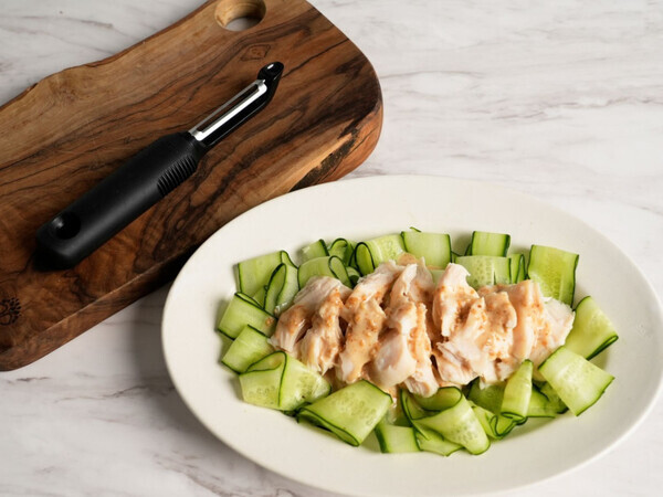 「あっちにスーイスイ♪これは沼る！」レディは“タテ型”ピーラーで空中戦を制す【オトナの家庭科③】