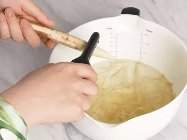 「あっちにスーイスイ♪これは沼る！」レディは“タテ型”ピーラーで空中戦を制す【オトナの家庭科③】