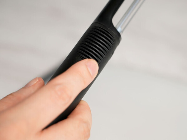 「あっちにスーイスイ♪これは沼る！」レディは“タテ型”ピーラーで空中戦を制す【オトナの家庭科③】