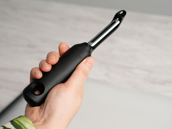 「あっちにスーイスイ♪これは沼る！」レディは“タテ型”ピーラーで空中戦を制す【オトナの家庭科③】