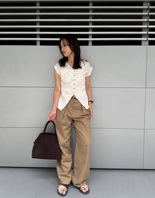 「おしゃれ女子の間で大バズリ！」【GU】の新作バレルレッグパンツが優秀すぎると話題