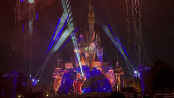 「楽しみ方はいろいろ！」夏のディズニーランド♡オススメの夜景映えスポットを紹介！
