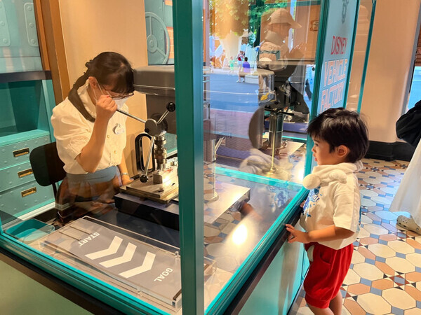 【ディズニーランド】行ったらコレ買って！話題の“カラフルアイテム”やお菓子をご紹介