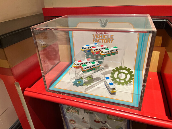 【ディズニーランド】行ったらコレ買って！話題の“カラフルアイテム”やお菓子をご紹介